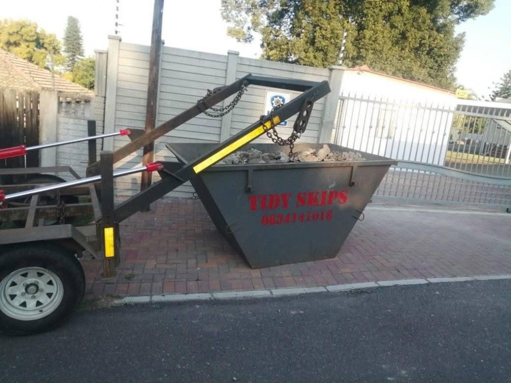 Tidy Skips skip being loaded onto delivery trailer